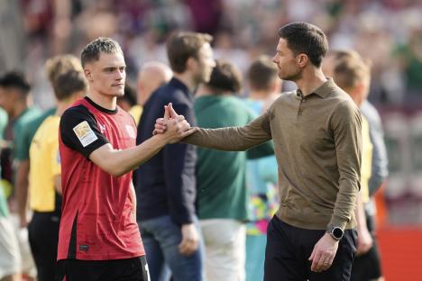 Xabier Alonso shaking hands with Florian Wirtz.