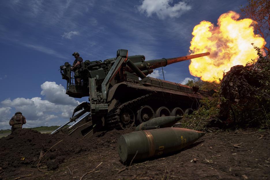 Ukrainian soldiers firing a self-propelled howitzer.