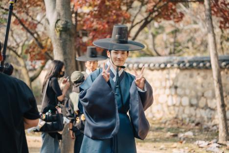 Lee Jae Wook, Jo Bo Ah, And More Show Warm Chemistry And Dedication Behind The Scenes Of “Dear Hongrang”; 8