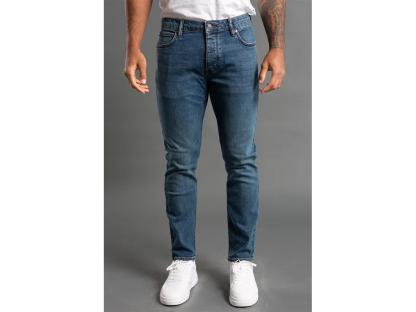 Man wearing slim-fit stretch jeans and white sneakers.