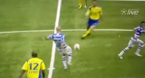 Arne Slot's unique kickoff technique in the Dutch league.