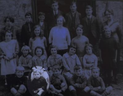 Black and white photo of Peter Wellman, second from left in the front row, with his school class in 1927.