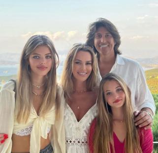 Family photo of Amanda Holden with her husband and two daughters.