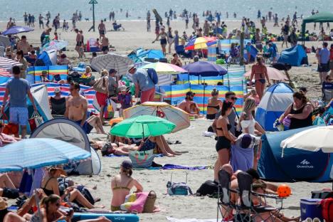 Parents urged to take selfies with their kids after 40 children go missing on crowded UK beach in just one day