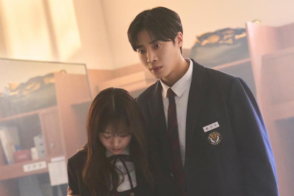 Cho Yi Hyun And Choo Young Woo Tackle Trouble Side By Side In “Head Over Heels”