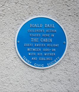 Blue plaque commemorating Roald Dahl's childhood stays in Tenby.