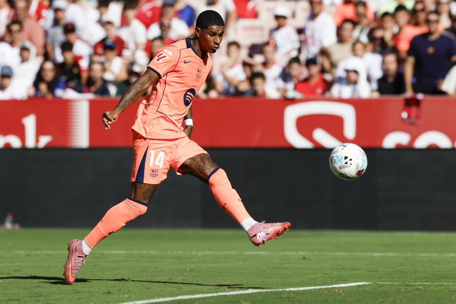 Barcelona's Marcus Rashford scores the 1-2 goal.