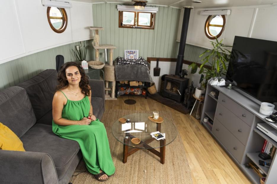 A young woman revealed how she saves £500 on bills a month - after ditching her flat and moving into a 48ft house boat. Lucy Barwick, 28, was sick of paying £1,600-a-month for a three-bedroom flat with her ex partner in Bedminster, Bristol. The wholesale operator was looking for a "viable option" with space for her and her cat Mr Biscuits. Bristol. August 1 2025. Photo released 04/08/2025