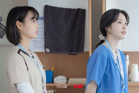 Go Youn Jung, Shin Si Ah, Kang You Seok, And Han Ye Ji Grow Closer Through Chaos And Comfort In “Resident Playbook” 3