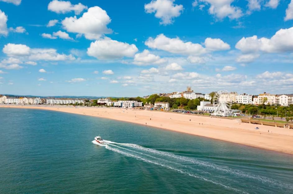 Soak up the sunshine at top seaside holiday parks – with stays still available this week from £5 a night