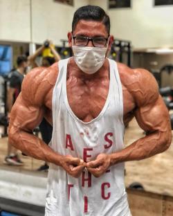 Bodybuilder Guilherme Henrique wearing a face mask.