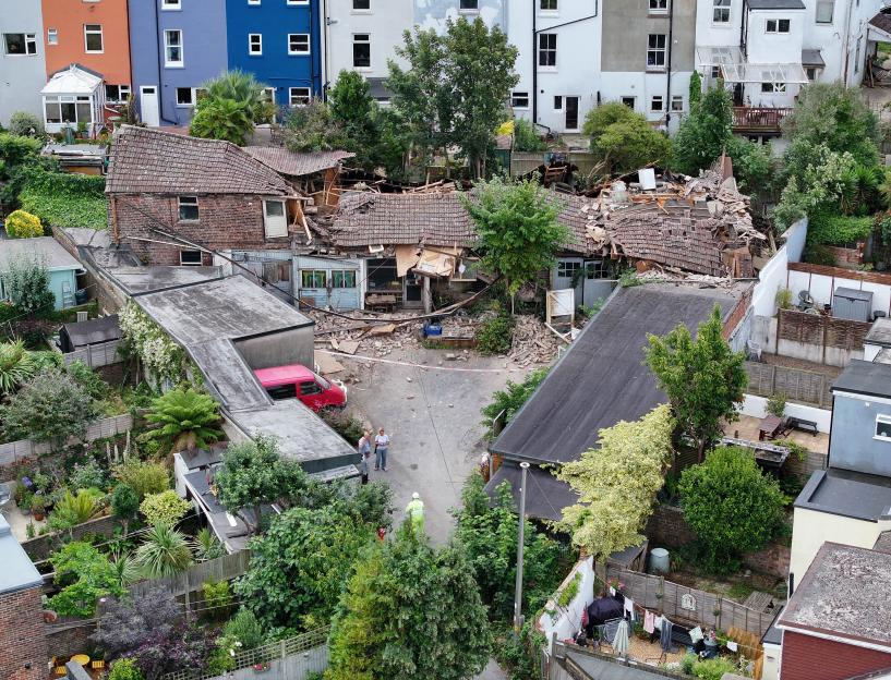 Horror as building COLLAPSES in broad daylight reducing it to rubble in ‘scene of devastation’