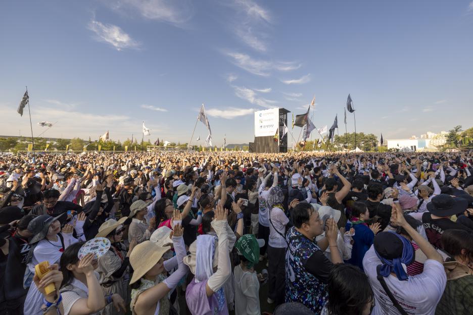 Large crowd at an outdoor music festival.