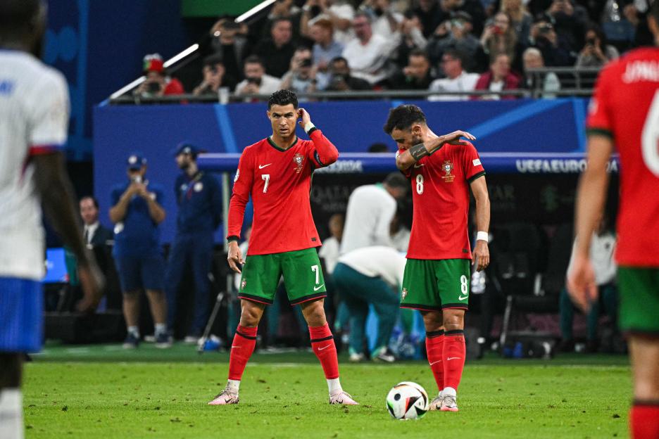 Cristiano Ronaldo and Bruno Fernandes on the soccer field.