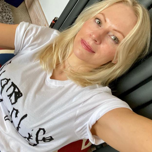 Woman wearing a white t-shirt.