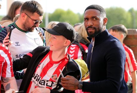 Jermain Defoe signing autographs for Sunderland fans.