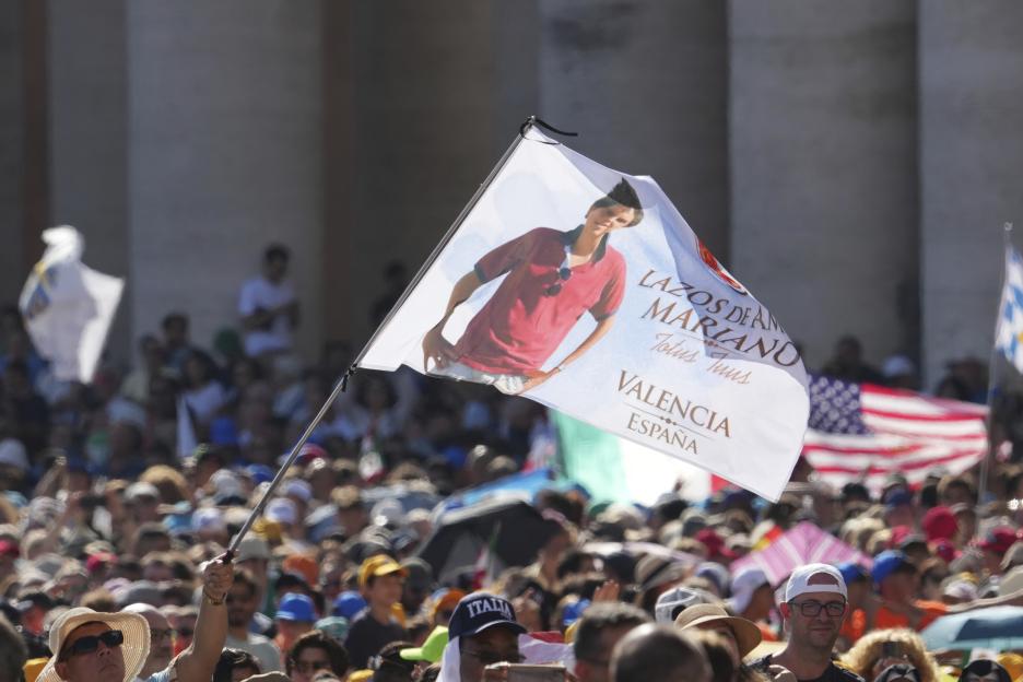 Flag depicting Carlo Acutis at a canonization Mass.