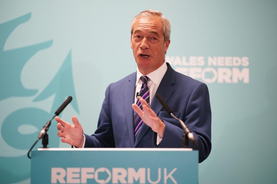 Starmer ‘ignored warnings’ about Epstein’s pal Mandelson, Farage claims – as Ambassador sacked days before Trump visit