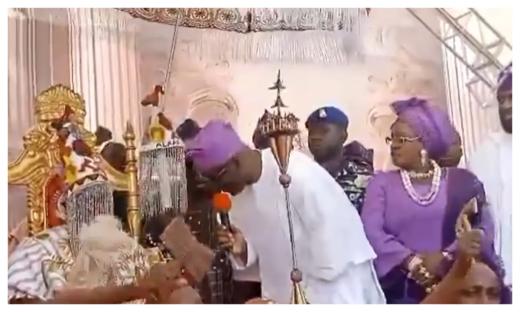 Makinde officially presents new Alaafin of Oyo, Oba Owoade