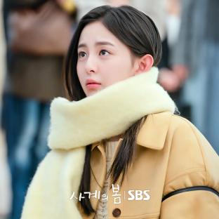 Lee Seung Hyub Spots Park Ji Hu In A Crowd As Fans Swarm Around Him In “Spring Of Youth” 3