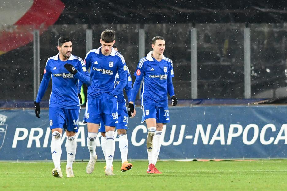 FCU 1948 Craiova soccer players on the field.