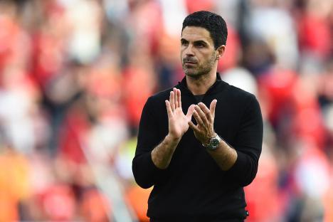 Mikel Arteta applauding.