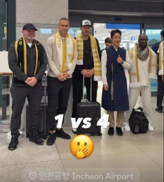 Wayne Rooney, Michael Carrick, Nemanja Vidic, and others at Incheon Airport.