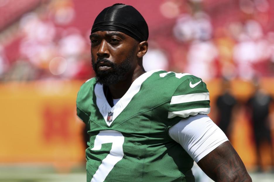 TAMPA, FLORIDA - SEPTEMBER 21: Tyrod Taylor #2 of the New York Jets stretches prior to an NFL football game against the Tampa Bay Buccaneers at Raymond James Stadium on September 21, 2025 in Tampa, Florida. (Photo by Kevin Sabitus/Getty Images)