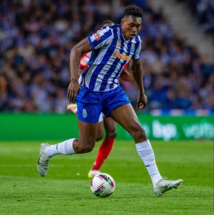 FC Porto player Samu Aghehowa in action during a soccer match.