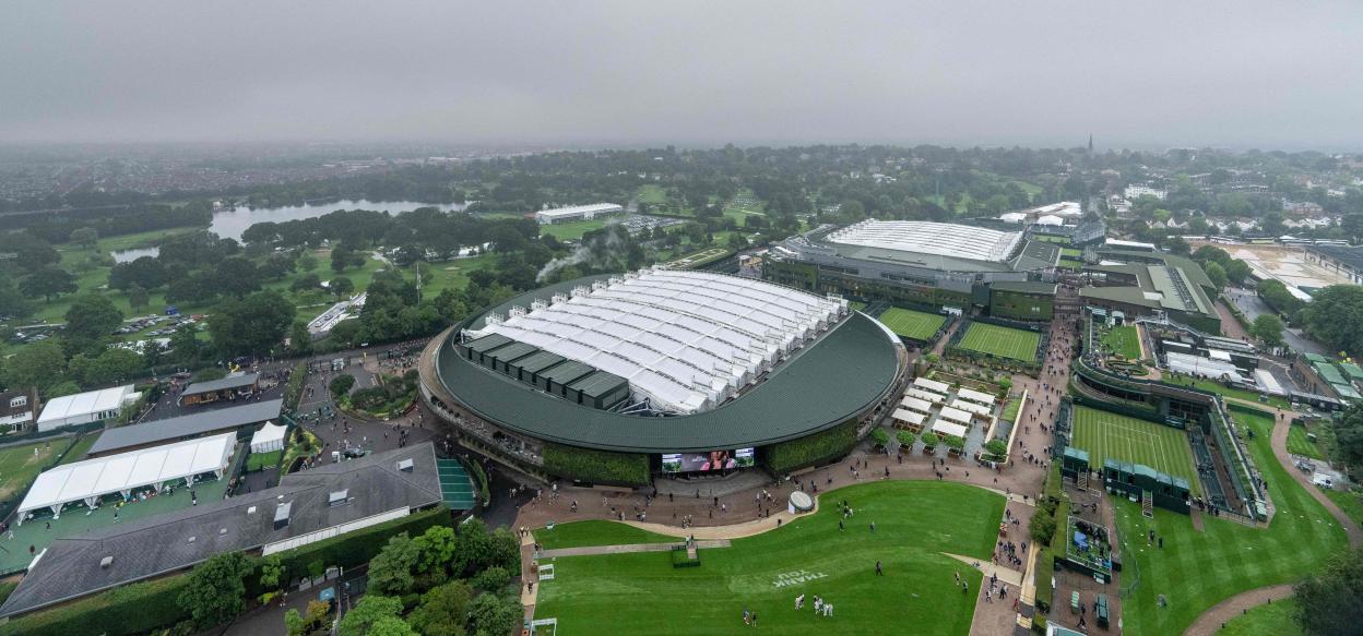 How long does the Centre Court roof at Wimbledon take to close?