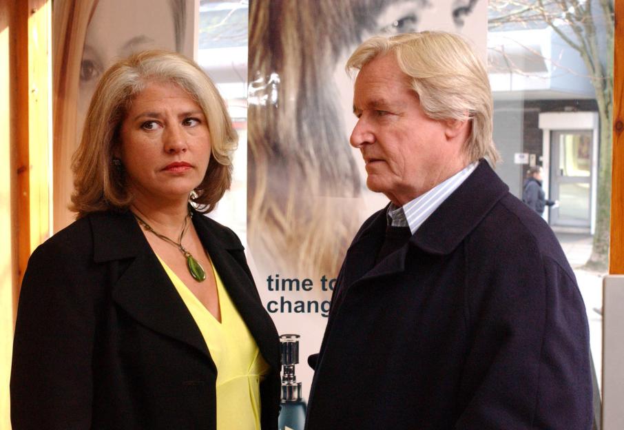 Ken Barlow surprises Denise Osbourne at her salon.