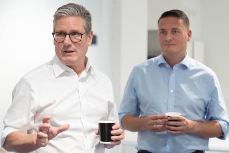 Wes Streeting and Keir Starmer at a hospital visit.