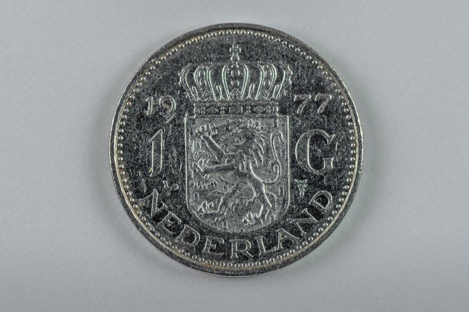 Front of a Dutch 1 guilder coin.