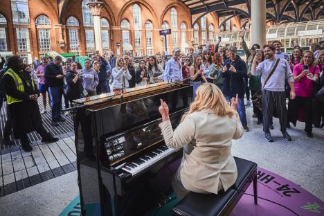 Commuters left stunned as they spot Towie legend playing the piano at busy train station – would you have clocked her?
