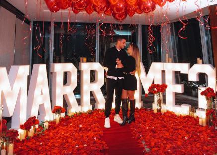 Man proposes to his girlfriend with a