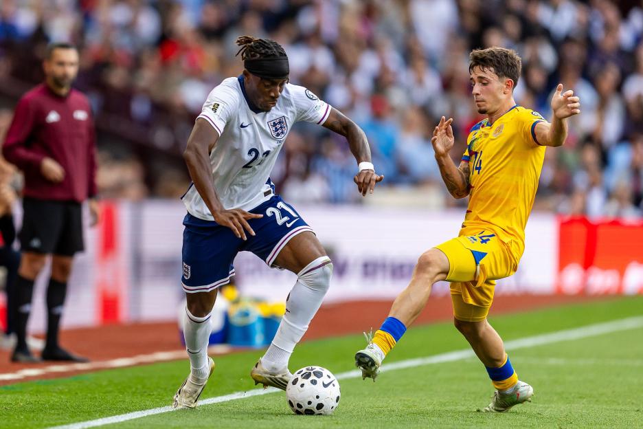 England's Noni Madueke (21) dribbling the ball during a 2026 FIFA World Cup qualifier match.