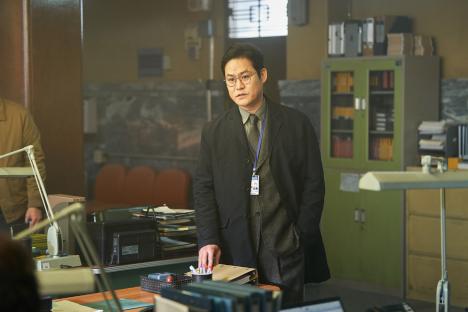 Kim Sung Kyun Is A Respected Detective With Calm Authority And Quiet Integrity In “Nine Puzzles” 4