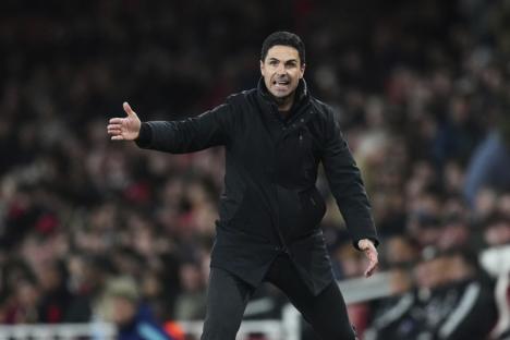 Arsenal's manager Mikel Arteta gives directions to his players during the English Premier League soccer match between Arsenal and Fulham at Emirates stadium in London, Tuesday, April 1, 2025. (AP Photo/Kirsty Wigglesworth)