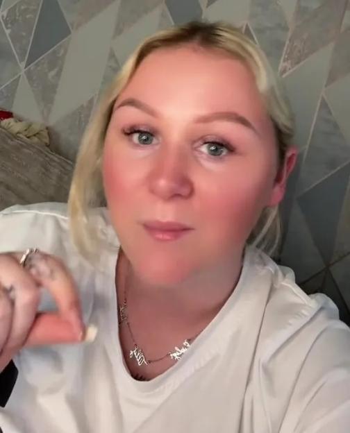 Stay-at-home mum explaining how she stopped receiving Universal Credit.