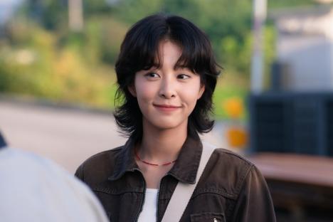Seol In Ah Is The Brains And The Brawn Behind Jung Kyung Ho’s Business In “Oh My Ghost Clients”