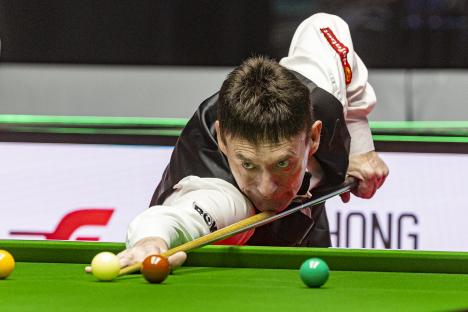 Jimmy White playing snooker.