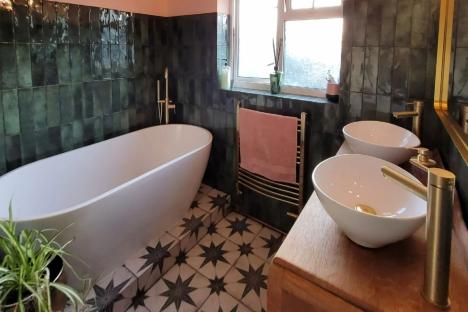 See amazing before & afters of how DIY whizz turned old, horrible bathroom into the dream space with B&M & B&Q bargains
