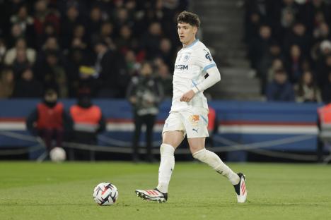 Leonardo Balerdi of Olympique Marseille playing soccer.