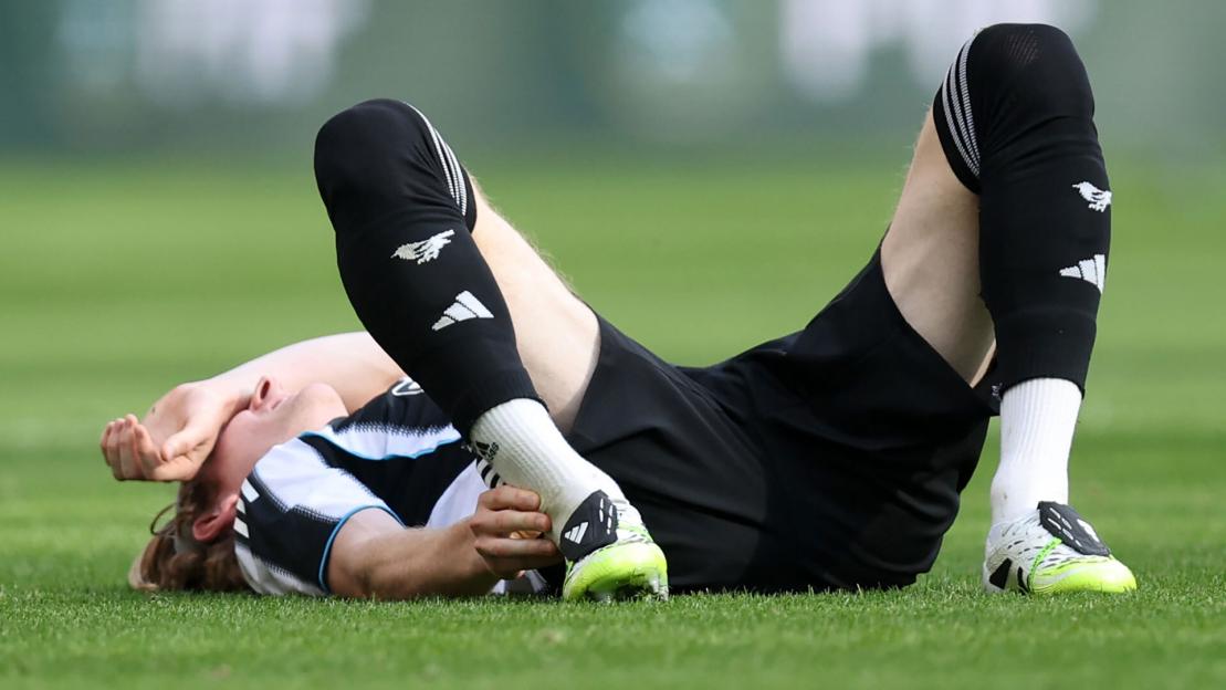 Newcastle fans fume ‘game over’ as striker crisis deepens after Anthony Gordon is forced off injured vs Atletico Madrid