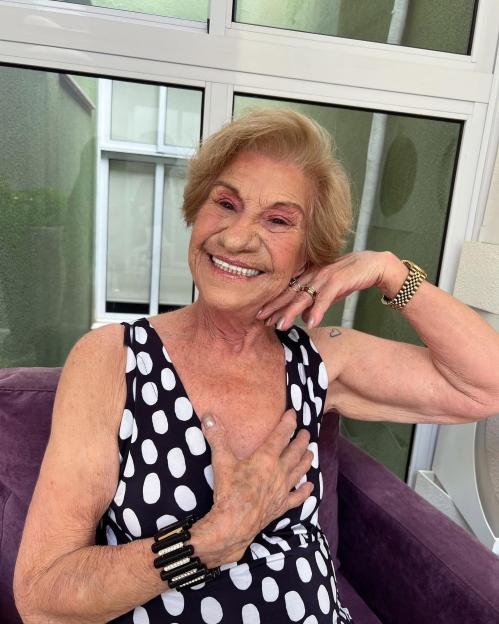 Photo of Coracy Arantes, an 80-year-old influencer.
