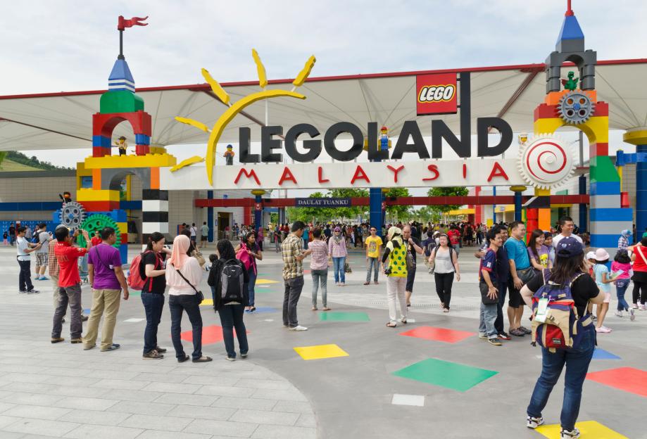 D1APPP People in front of the Legoland Malaysia sign. Image shot 11/2012. Exact date unknown.