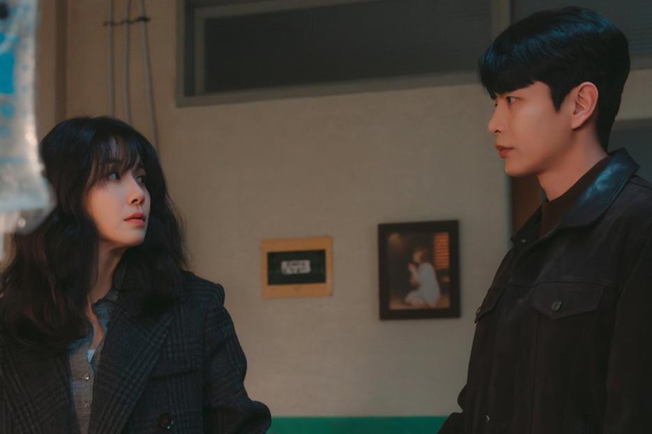 Lee Min Ki Handcuffs Lee Bo Young During Tense Standoff In “Mary Kills People”