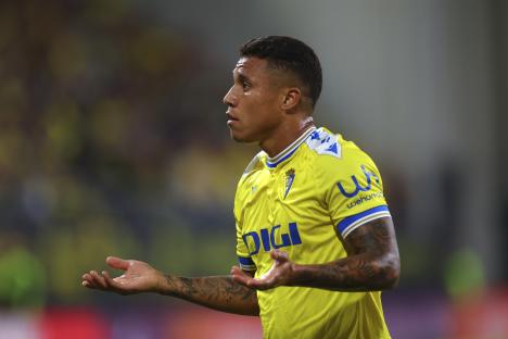 Darwin Machis of Cádiz CF reacting during a soccer match.
