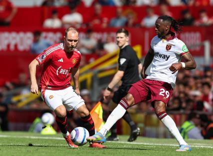 Aaron Wan-Bissaka of West Ham United passing the ball during a Premier League match.