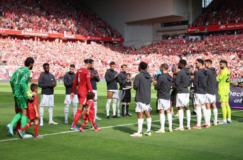 Liverpool and Arsenal players exchanging a guard of honor.